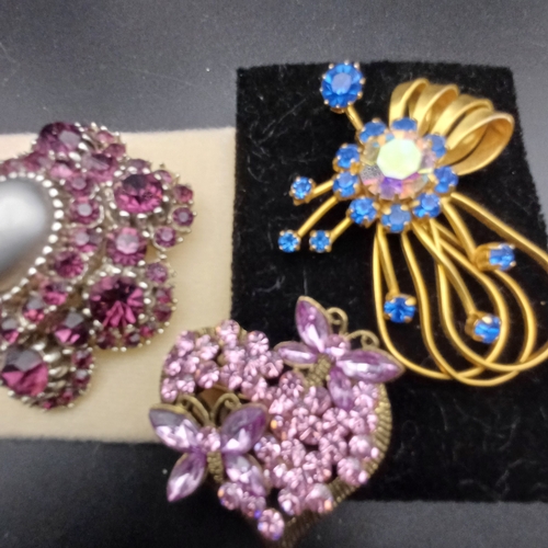 22 - This lot consists of some lovely Costume Brooches would look  great on a coat/jacket/scarf