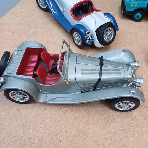 40 - Collection of Burago Cars:
1 x Alfa Romeo 2300 Spider 1932 (1/18)
2 x Mercedes Benz SSK 1928 (1/18)
... 