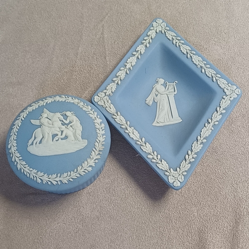 82 - Pretty Wedgwood Set:
a. A Trinket Dishes
b. A Trinket Pot