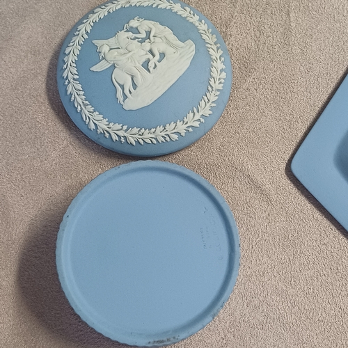 82 - Pretty Wedgwood Set:
a. A Trinket Dishes
b. A Trinket Pot