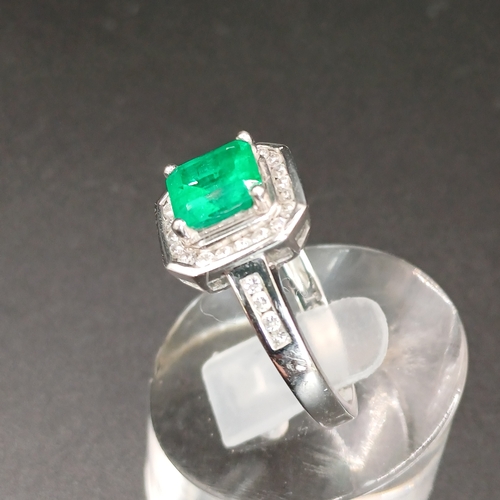 37 - Emerald and Diamond Ring very pretty.
- weight 4.94 g
- 18 ct gold
- size M
