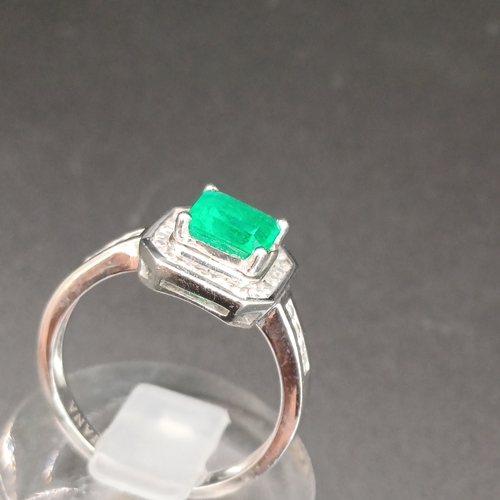 37 - Emerald and Diamond Ring very pretty.
- weight 4.94 g
- 18 ct gold
- size M