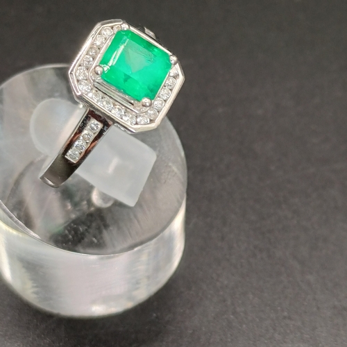 37 - Emerald and Diamond Ring very pretty.
- weight 4.94 g
- 18 ct gold
- size M