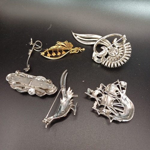 50 - Collection of 6 brooches