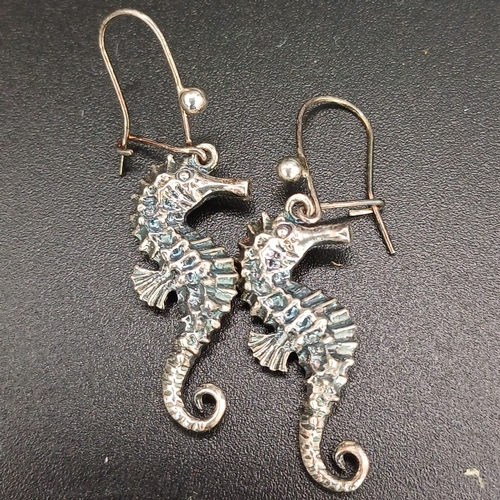 54 - Two pairs of Silver Dropped Earrings
Total weight 15 g
- 925 silver