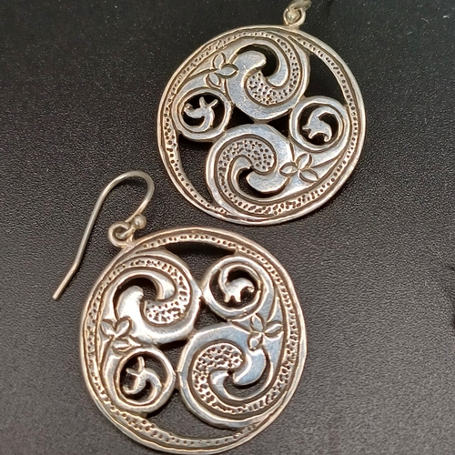 54 - Two pairs of Silver Dropped Earrings
Total weight 15 g
- 925 silver