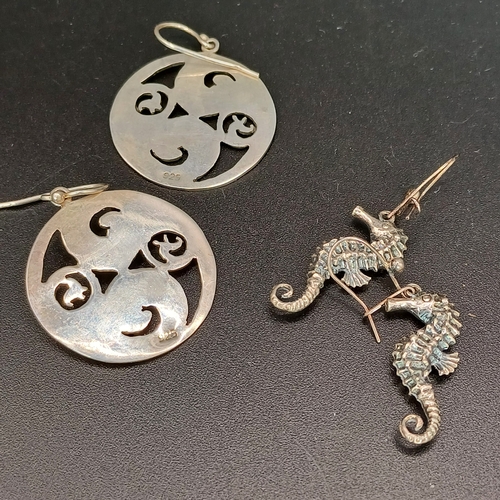 54 - Two pairs of Silver Dropped Earrings
Total weight 15 g
- 925 silver