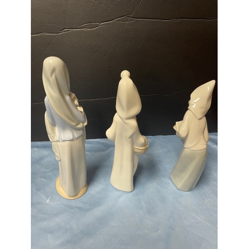 224 - Lladro Three Girls in excellent condition