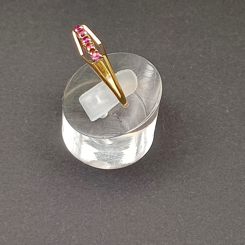 18 - Ruby Ring in a 1970's style
- weight 3.4g
- size M
- 18 ct yellow gold
