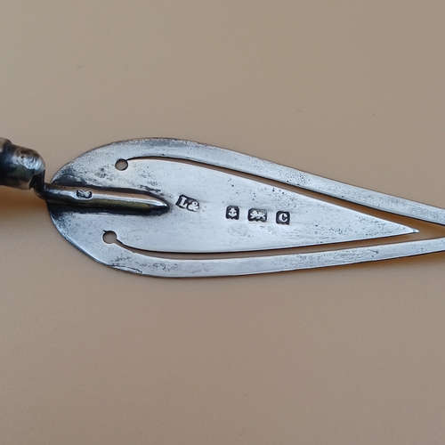 27 - Very novel Trowel Shaped Silver Bookmark/Page Turner.  In very good condition Birmingham 1902 weighi... 