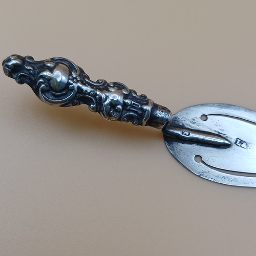 27 - Very novel Trowel Shaped Silver Bookmark/Page Turner.  In very good condition Birmingham 1902 weighi... 