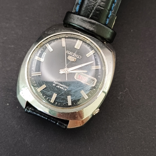 28 - Three Vintage Seiko Gent's Watches circa 1970's.  All three are Automatics, the self winders are wor... 