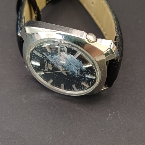 28 - Three Vintage Seiko Gent's Watches circa 1970's.  All three are Automatics, the self winders are wor... 