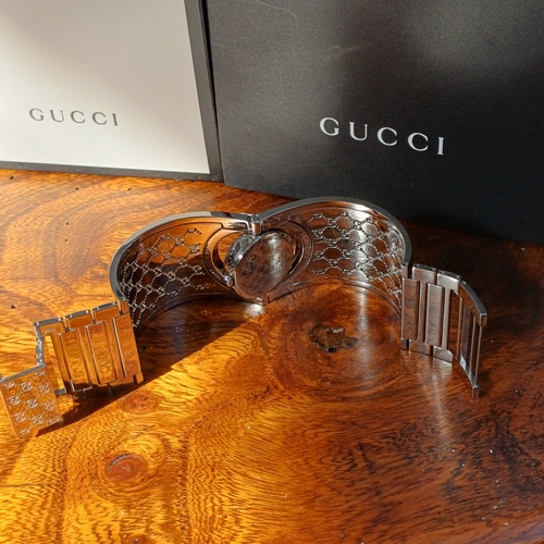 72 - Ladies Gucci Twirl Bangle Watch.  This is in excellent condition and all boxed with paperwork.