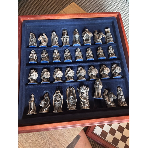 185 - This stunning Lord of the rings chess set by Danbury Mint in pewter and Swarovski crystal. 
Rare fin... 