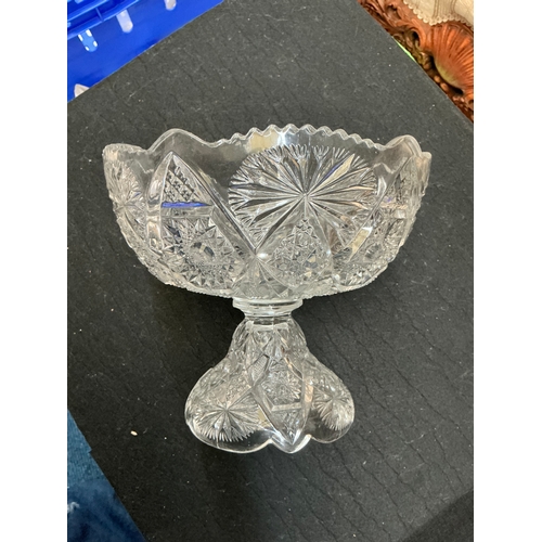 212 - Gorgeous collection of vintage glassware. Large vase, fruit bowl and one large and small sweet bowl.