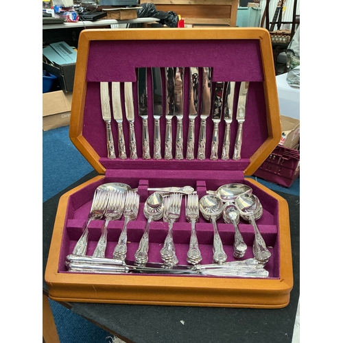 213 - Lovely stainless steel canteen of cutlery