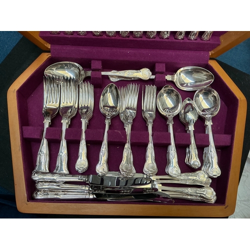 213 - Lovely stainless steel canteen of cutlery