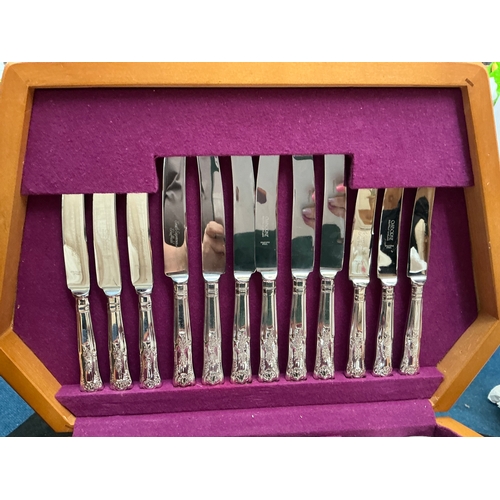 213 - Lovely stainless steel canteen of cutlery