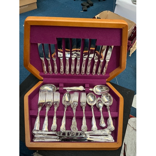 213 - Lovely stainless steel canteen of cutlery