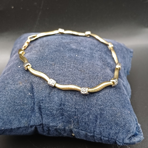 37 - Pretty Yellow and White 9 carat Gold Bracelet weighing 3.35g