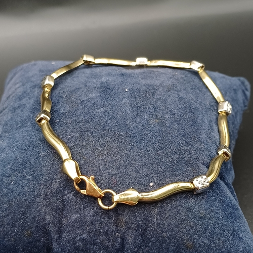 37 - Pretty Yellow and White 9 carat Gold Bracelet weighing 3.35g