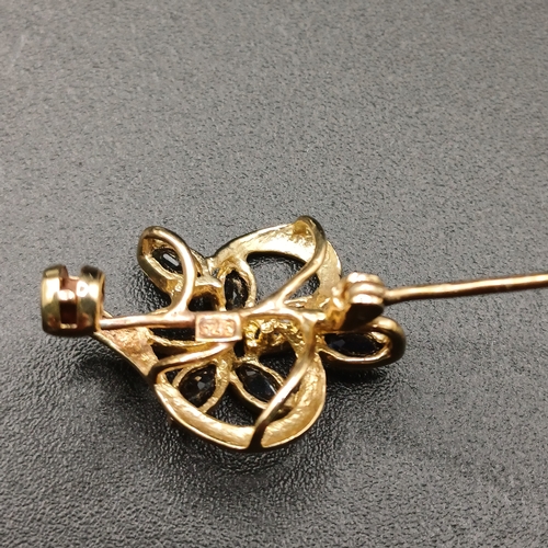 41 - Pretty Sapphire Brooch set in 9 carat yellow gold weighing 2g