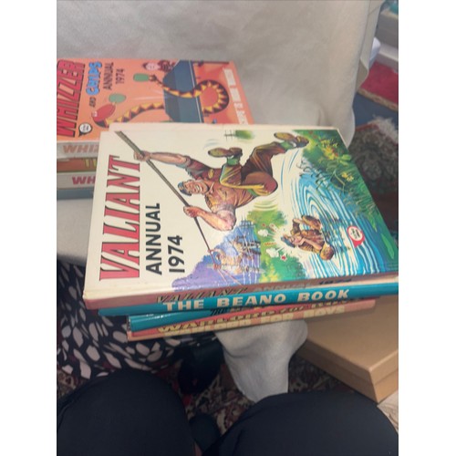 234 - 1973 The Beano book
1973 Whizzer and Chips Annual
1974 The Beano 
1974 The Valiant 
1974 Whizzer and... 