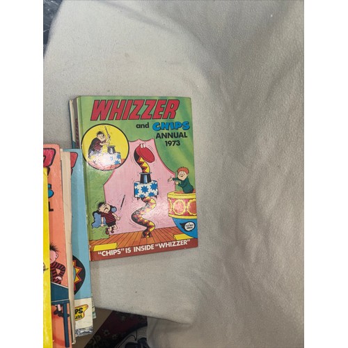 234 - 1973 The Beano book
1973 Whizzer and Chips Annual
1974 The Beano 
1974 The Valiant 
1974 Whizzer and... 