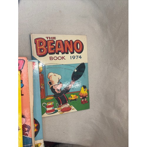 234 - 1973 The Beano book
1973 Whizzer and Chips Annual
1974 The Beano 
1974 The Valiant 
1974 Whizzer and... 
