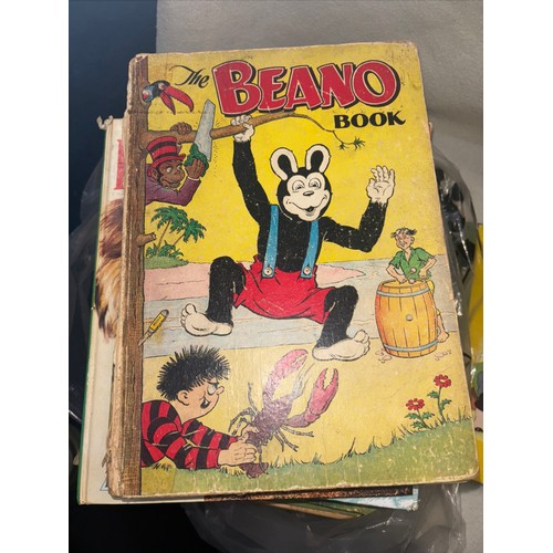 233 - 1950 Toby Twirl Adventures 
1953 The Beano Book 
1954 Kit Carson Cowboy annual
1967 Daktari Annual
1... 