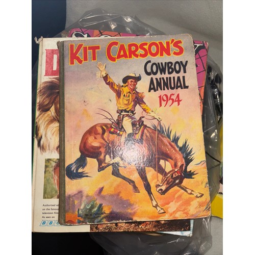 233 - 1950 Toby Twirl Adventures 
1953 The Beano Book 
1954 Kit Carson Cowboy annual
1967 Daktari Annual
1... 