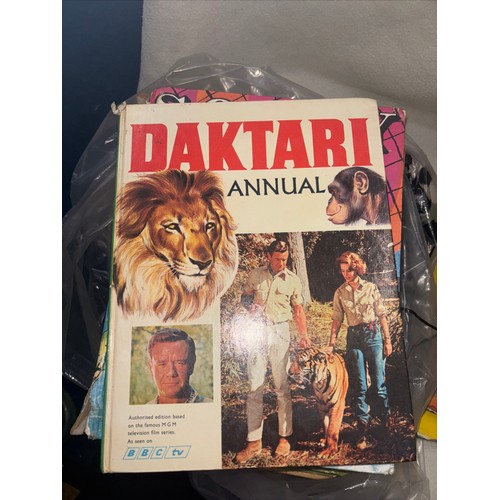 233 - 1950 Toby Twirl Adventures 
1953 The Beano Book 
1954 Kit Carson Cowboy annual
1967 Daktari Annual
1... 
