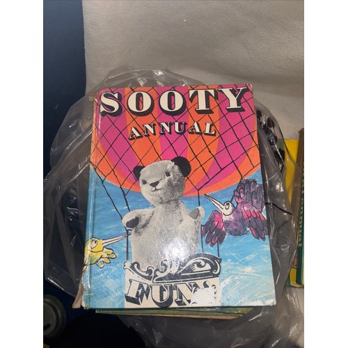 233 - 1950 Toby Twirl Adventures 
1953 The Beano Book 
1954 Kit Carson Cowboy annual
1967 Daktari Annual
1... 