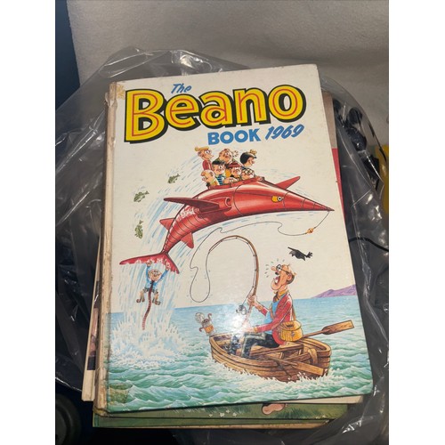 233 - 1950 Toby Twirl Adventures 
1953 The Beano Book 
1954 Kit Carson Cowboy annual
1967 Daktari Annual
1... 