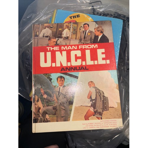 233 - 1950 Toby Twirl Adventures 
1953 The Beano Book 
1954 Kit Carson Cowboy annual
1967 Daktari Annual
1... 