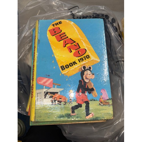 233 - 1950 Toby Twirl Adventures 
1953 The Beano Book 
1954 Kit Carson Cowboy annual
1967 Daktari Annual
1... 