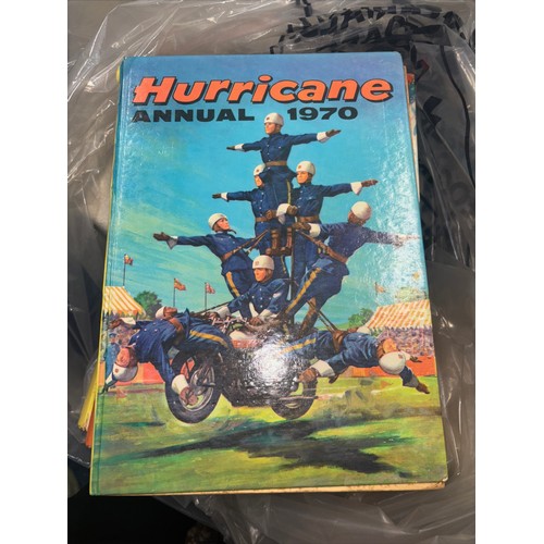 233 - 1950 Toby Twirl Adventures 
1953 The Beano Book 
1954 Kit Carson Cowboy annual
1967 Daktari Annual
1... 