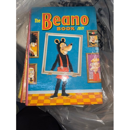 233 - 1950 Toby Twirl Adventures 
1953 The Beano Book 
1954 Kit Carson Cowboy annual
1967 Daktari Annual
1... 