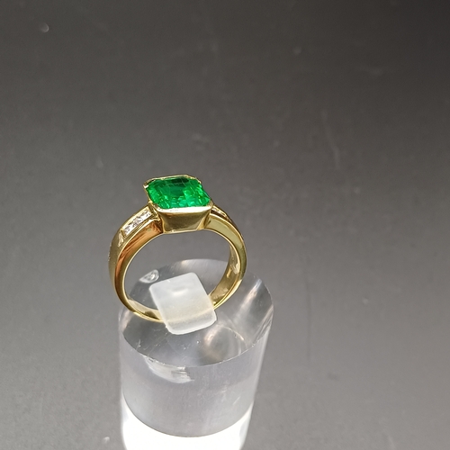 58 - Stunning 4 carat Emerald Ring with Diamond Shoulders set in 18 carat yellow gold.
- weight 7.60g
- 1... 