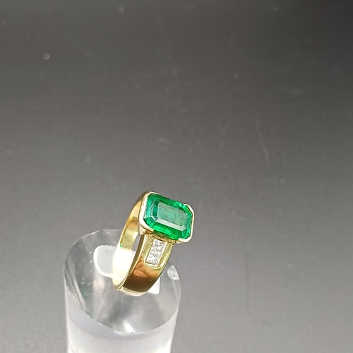 58 - Stunning 4 carat Emerald Ring with Diamond Shoulders set in 18 carat yellow gold.
- weight 7.60g
- 1... 