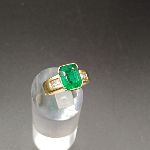 58 - Stunning 4 carat Emerald Ring with Diamond Shoulders set in 18 carat yellow gold.
- weight 7.60g
- 1... 