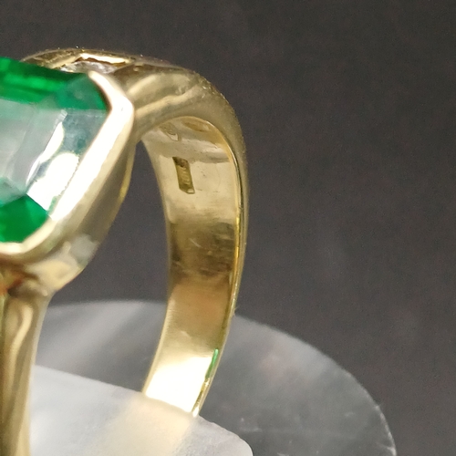 58 - Stunning 4 carat Emerald Ring with Diamond Shoulders set in 18 carat yellow gold.
- weight 7.60g
- 1... 