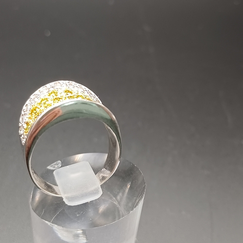 60 - Stunning Yellow and White Diamond Ring set in 18 carat white gold.
- weight 8.25g
- diamond weight: ... 