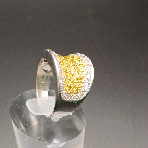 60 - Stunning Yellow and White Diamond Ring set in 18 carat white gold.
- weight 8.25g
- diamond weight: ... 