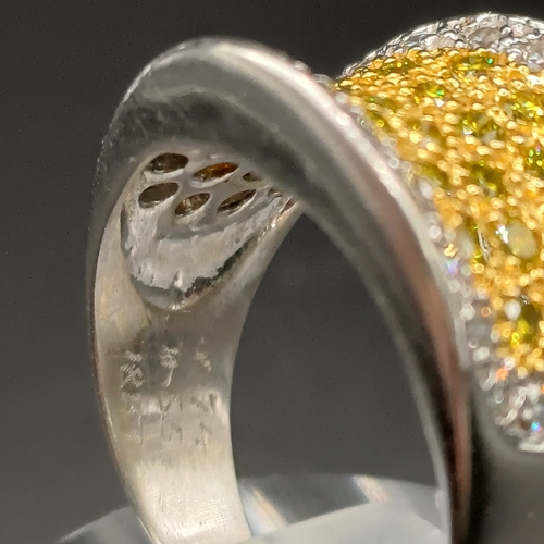 60 - Stunning Yellow and White Diamond Ring set in 18 carat white gold.
- weight 8.25g
- diamond weight: ... 