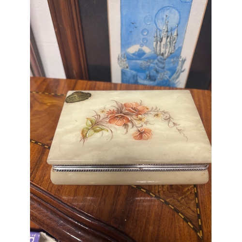 111 - Bundle of lovely items, great for reselling. Two wedgewood items - ashtray and trinket plate, lovely... 