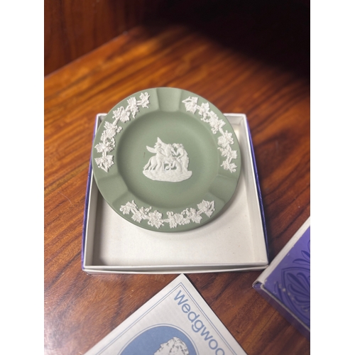 111 - Bundle of lovely items, great for reselling. Two wedgewood items - ashtray and trinket plate, lovely... 