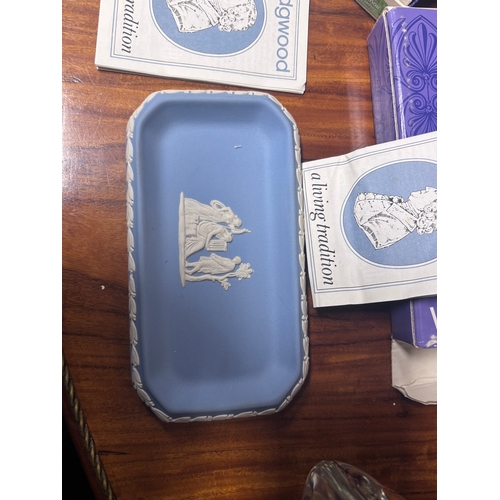 111 - Bundle of lovely items, great for reselling. Two wedgewood items - ashtray and trinket plate, lovely... 