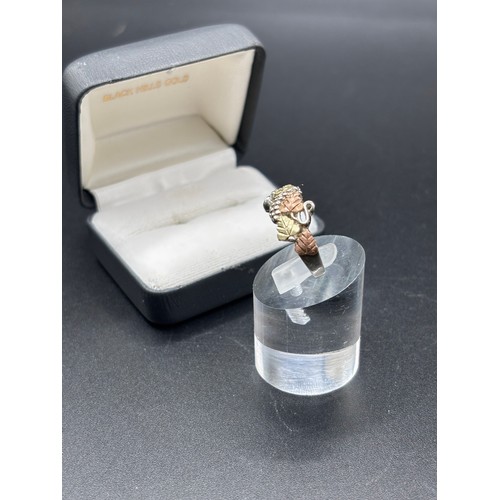 26 - Black Hills Gold tri-tone leaf ring, crafted from sterling silver with 10k rose and green gold.
Size... 